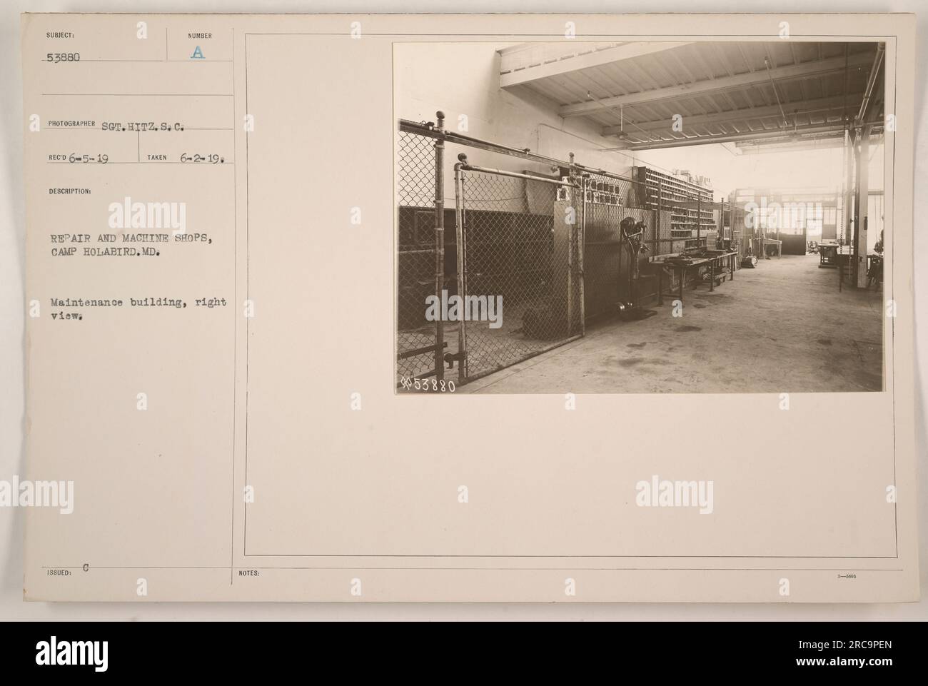 Dieses Foto zeigt die Reparatur- und Maschinenwerkstätten im Camp Holabird in Maryland während des Ersten Weltkriegs. Die Abbildung zeigt die rechte Ansicht des Instandhaltungsgebäudes. Das Foto wurde am 2. Juni 1919 aufgenommen, und der Fotograf ist S.O.T. Hitz. Das Bild ist Teil von Thema 53880 und hat die Beschreibungsnummer RECO 6-5-19. In den Begleitpapieren sind die Abkürzung „ABIED: C“ und der Code „888“ enthalten. Stockfoto