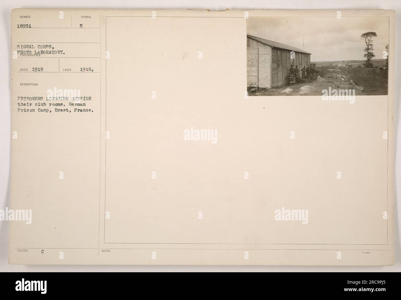 Deutsche Kriegsgefangene nutzen 1918 ihre Freizeit vor ihren Clubzimmern in einem Gefangenenlager in Brest, Frankreich, aus. Dieses Foto wurde vom Signal Corps Photo Laboratory aufgenommen. Stockfoto