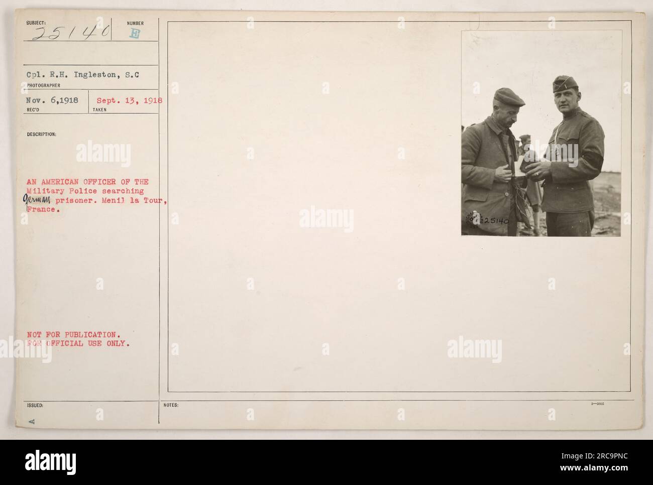 Amerikanischer Offizier der Militärpolizei, der einen Gefangenen in Menil la Tour, Frankreich, durchsucht. Das Foto wurde am 13. September 1918 aufgenommen und ging am 6. November 1918 ein. Die Bildunterschrift besagt ausdrücklich, dass das Bild nicht zur Veröffentlichung bestimmt ist und nur zur offiziellen Verwendung bestimmt ist. Stockfoto