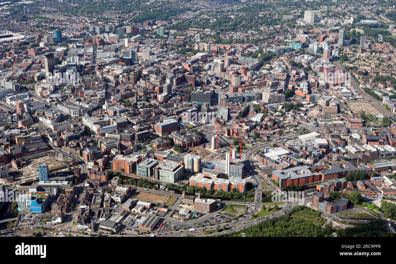 Blick aus der Vogelperspektive auf die Skyline des Stadtzentrums von Sheffield von Osten aus nach Westen, South Yorkshire, Großbritannien Stockfoto