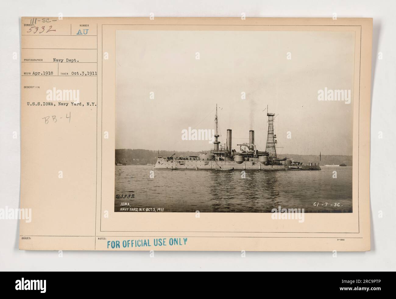 Abbildung zeigt U.S.S. Iowa, ein Schlachtschiff der US Navy, während einer Flottenüberprüfung. Das Foto wurde am 3. Oktober 1911 am Navy Yard in New York aufgenommen. Die offizielle Beschreibungsnummer lautet BB-4, und das Bild wurde nur zur amtlichen Verwendung herausgegeben. Stockfoto