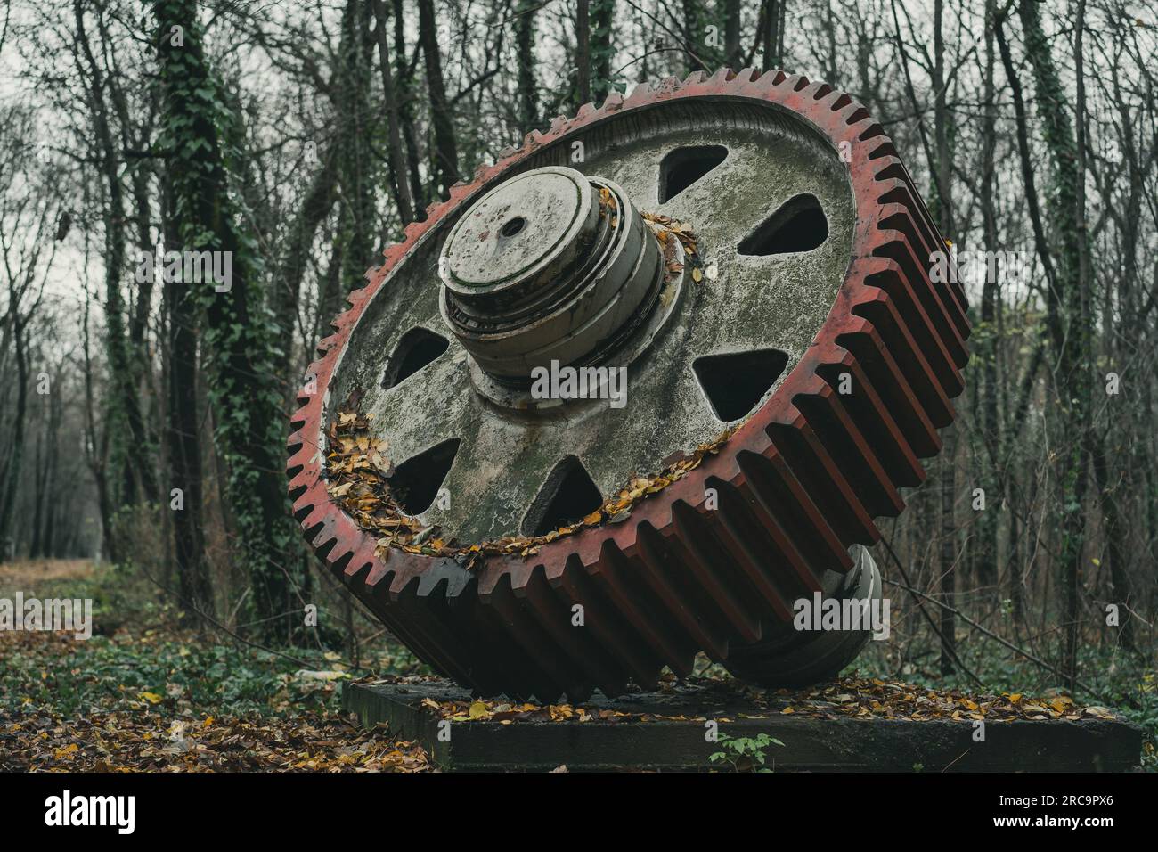 Eine alte, unbenutzte gigantische Ausrüstung im Wald. Industrielle Geschichtsmaschine. Verlassene Maschine. Eisen- und Stahlproduktion. Stockfoto