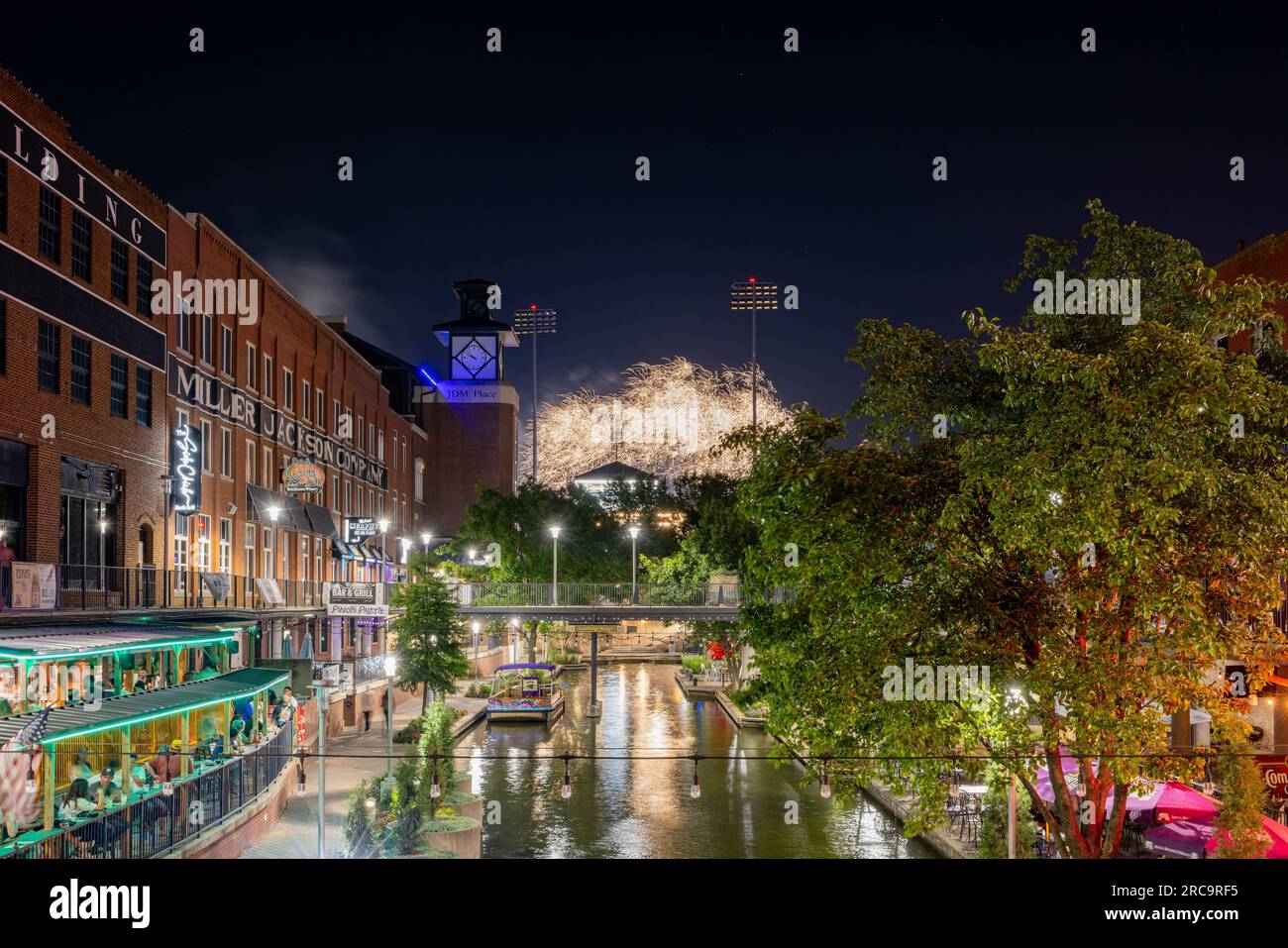 Oklahoma, 4. JULI 2023 - Nacht 4. Juli Feuerwerk in Bricktown Stockfoto