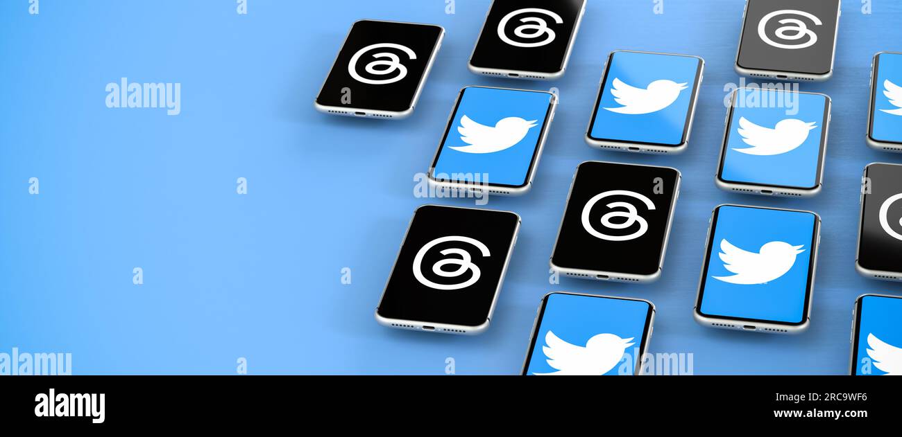 Twitter hat einen neuen Mitbewerber: Instagrams Threads. Logos von Twitter und Instagrams textbasierten Konversations-App Threads auf Mobiltelefonen, die sich über dem Bildschirm befinden Stockfoto