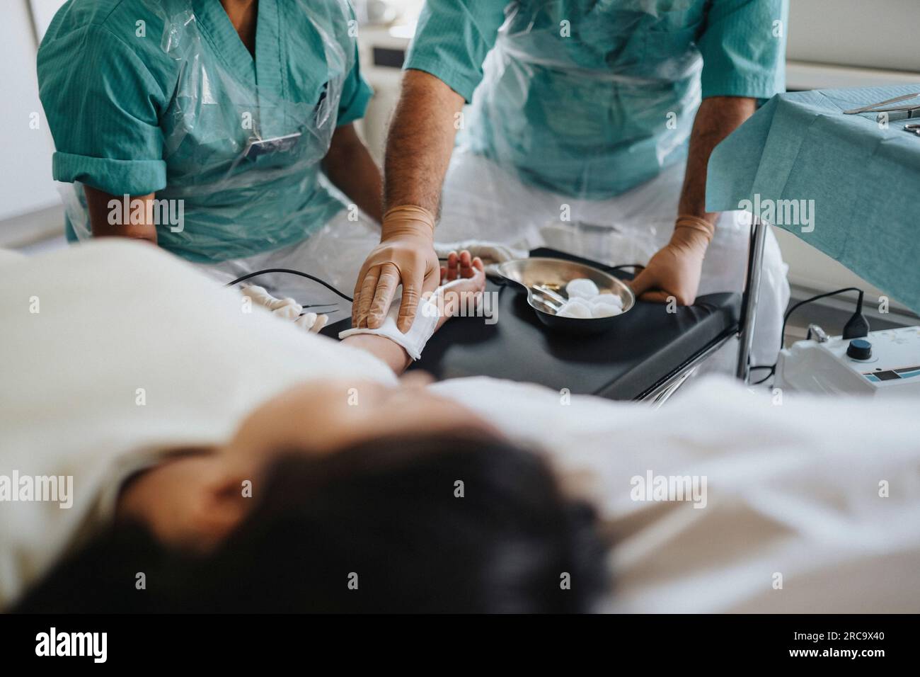 Chirurgen in der Arbeitsschutzkleidung beim Operationspatienten im Krankenhaus Stockfoto