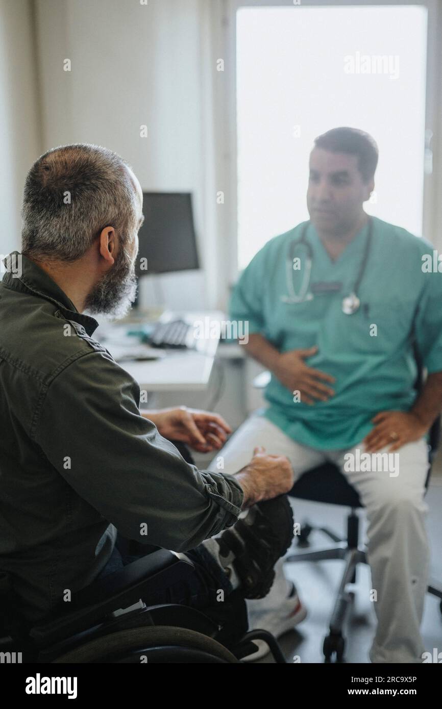 Männlicher Patient mit Invaliditätsbesuch im Krankenhaus Stockfoto