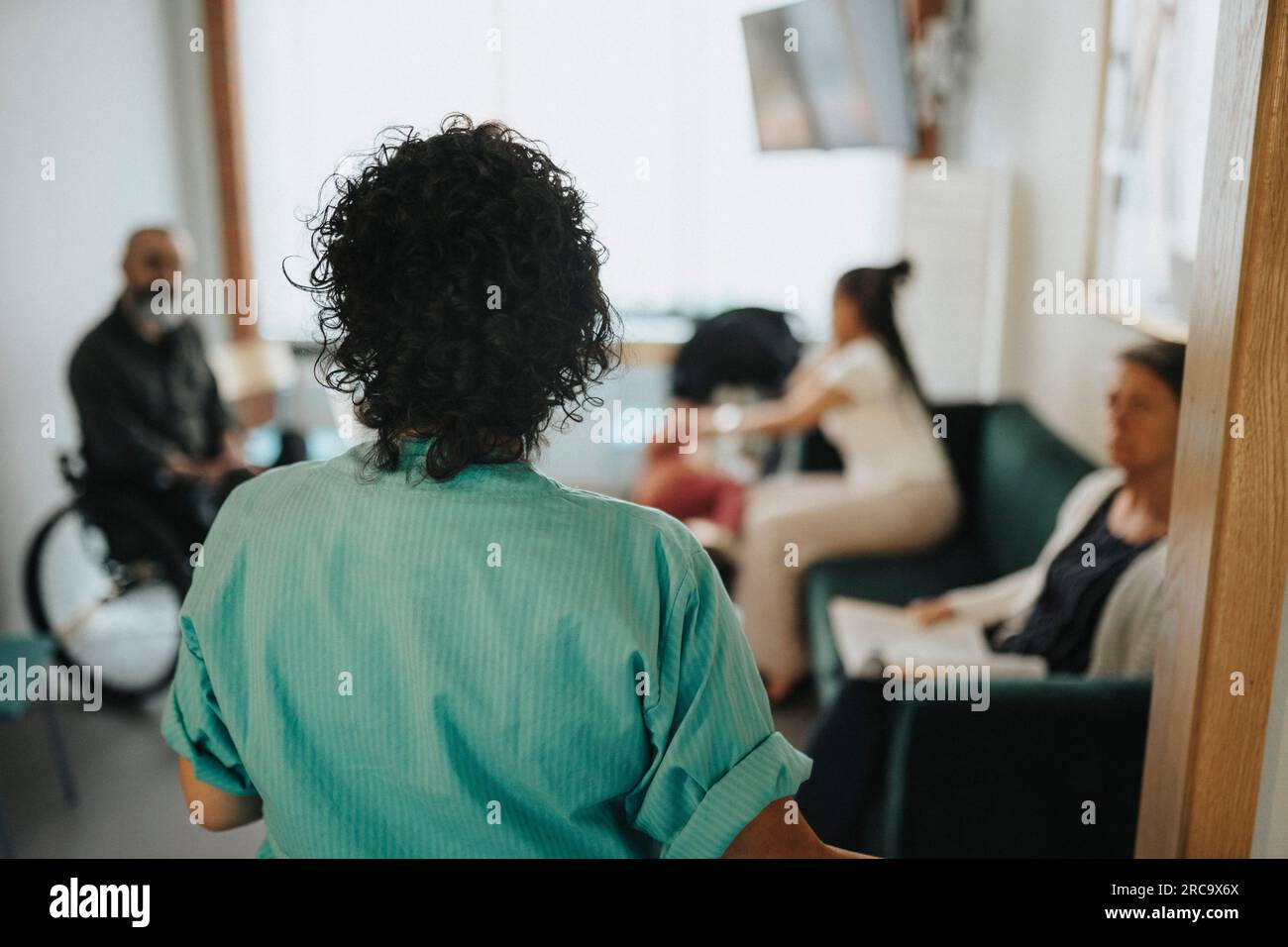 Rückansicht der Krankenschwester am Eingang des Wartezimmers im Krankenhaus Stockfoto