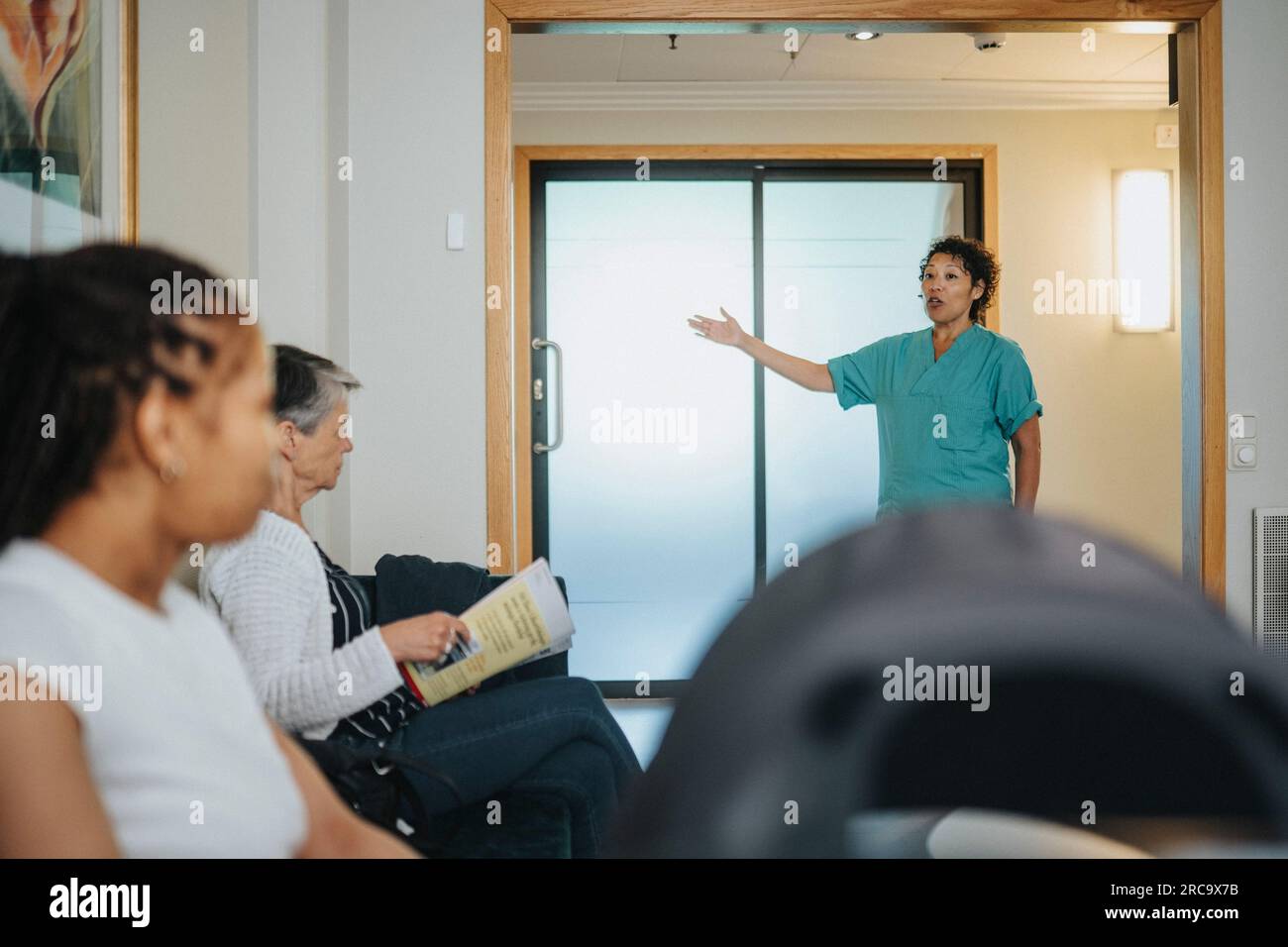 Schwesterngesten beim Stehen an der Tür im Wartezimmer des Krankenhauses Stockfoto