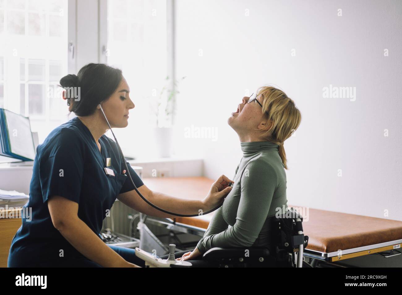 Krankenschwester untersucht Patienten mit Behinderung in der Klinik Stockfoto