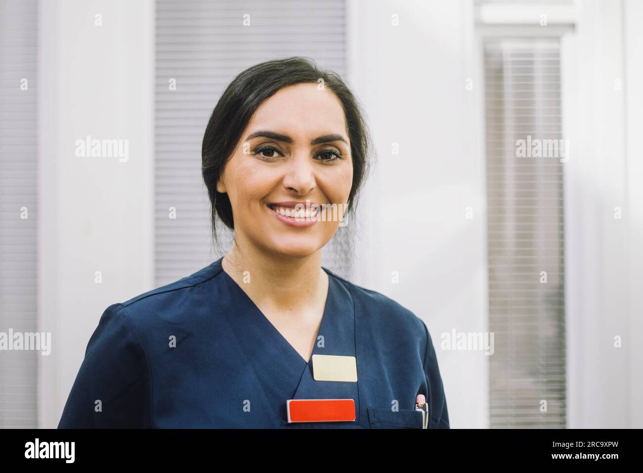 Porträt einer lächelnden Krankenschwester im Gesundheitszentrum Stockfoto