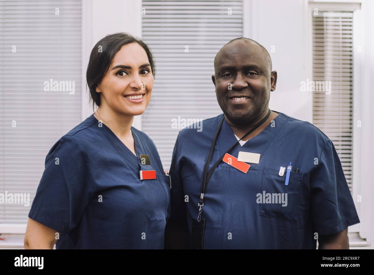 Portrait des lächelnden männlichen und weiblichen medizinischen Personals im Gesundheitszentrum Stockfoto