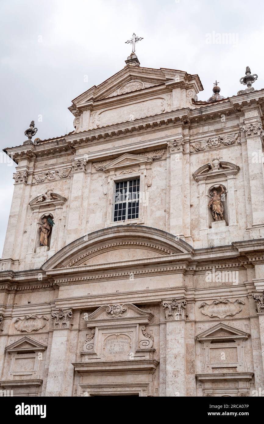 Insigne Collegiata di Santa Maria in Provenzano ist eine römisch-katholische Kollegialkirche im späten Renaissance-Barock-Stil auf der Piazza Provenzano Salvani in Stockfoto