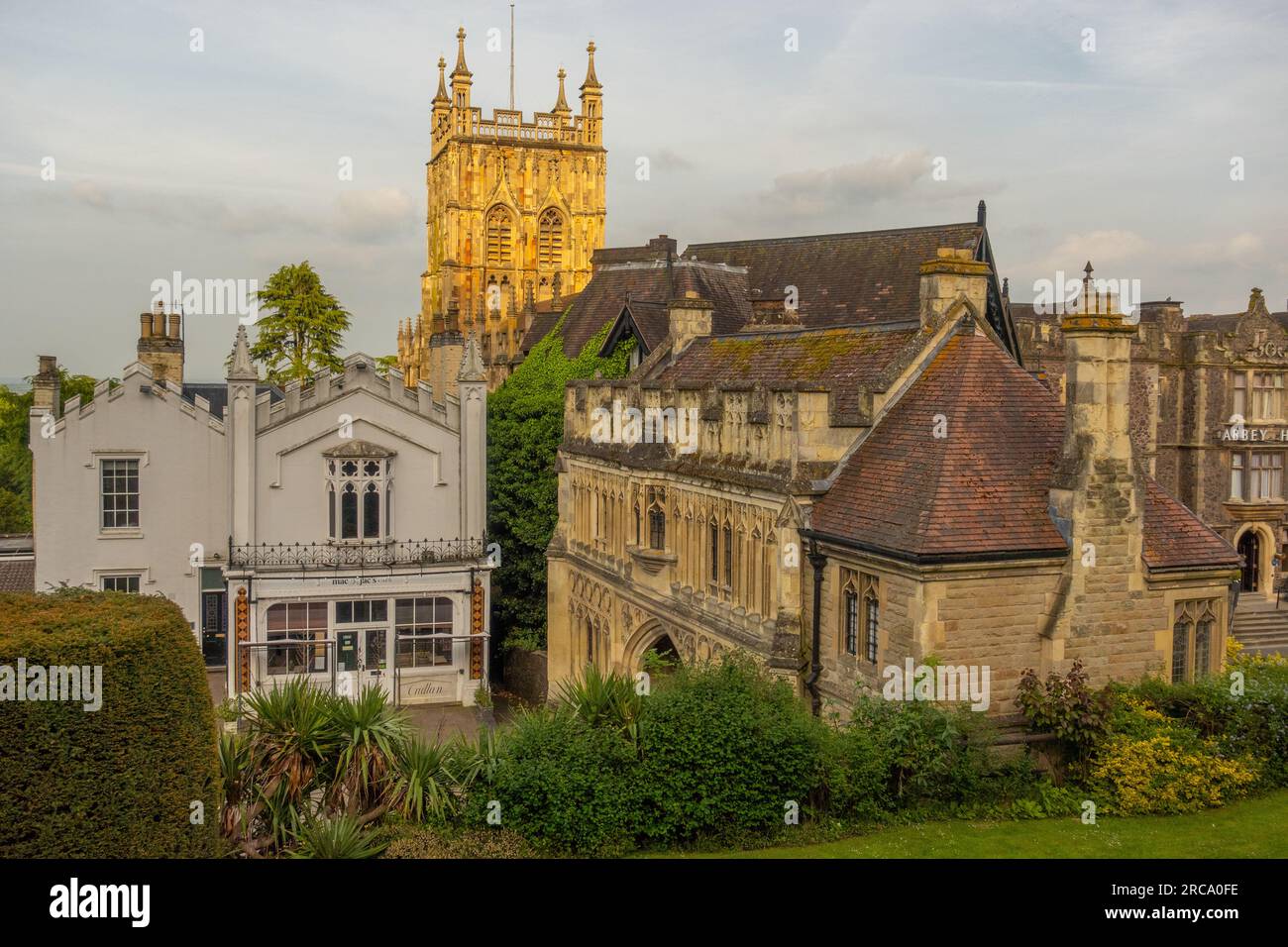 Die große Malvern Priory Kirche bei Sonnenuntergang Stockfoto