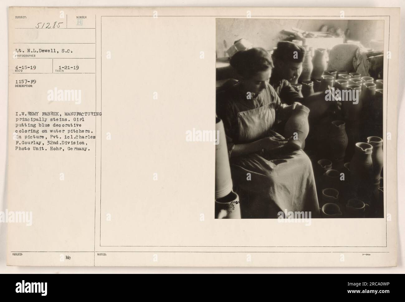 Pvt. 1. Klasse Charles F. Gourlay von der 32. Division ist auf diesem Foto bei der I. W. Remy Fabrek, eine Produktionsstätte, die sich hauptsächlich auf die Herstellung von Steinen spezialisiert hat. Das Bild zeigt ein Mädchen, das blaue dekorative Farben auf Wasserkrug aufträgt. Das Bild befindet sich in Hohr, Deutschland, aufgenommen am 15. April 1919 von LT. N.L. Dewell vom Signalkorps. Das Foto erhielt die Nummer 51285 und wurde am 21. Januar 1919 ausgestellt. Stockfoto