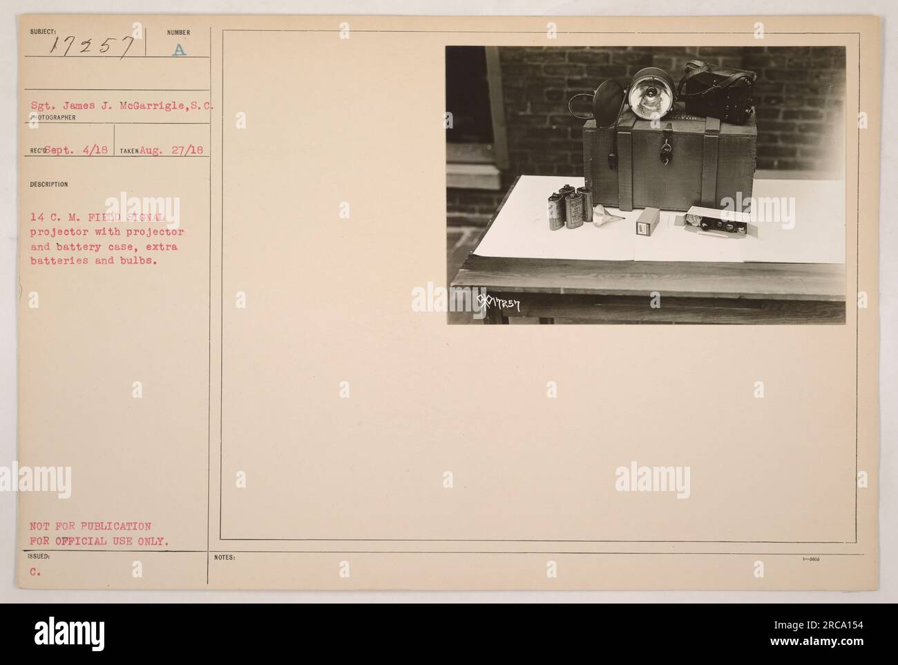 Sgt. James J. McGarrigle mit einem 14 C. M. Feldsignal-Projektor und Batteriefach, zusätzlichen Batterien und Lampen. Das Foto wurde am 27. August 1918 aufgenommen. Das Gerät ist nicht zur Veröffentlichung vorgesehen und nur für den offiziellen Gebrauch bestimmt. Das ist Fotograf Nummer 17257 aus der Sammlung. Stockfoto