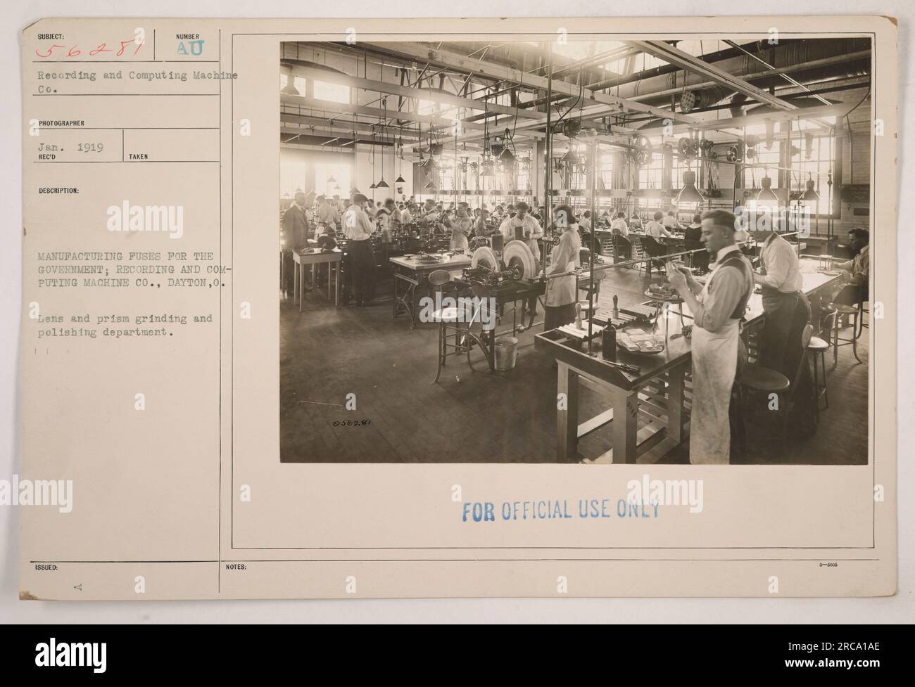 Mitarbeiter der Recording and Computing Machine Co. In Dayton, Ohio, die in der Linsenschleif- und Polierabteilung für Prismen arbeiten. Sie stellen Sicherungen für die US-Regierung im Ersten Weltkrieg her Dieses Foto wurde im Januar 1919 aufgenommen. Stockfoto