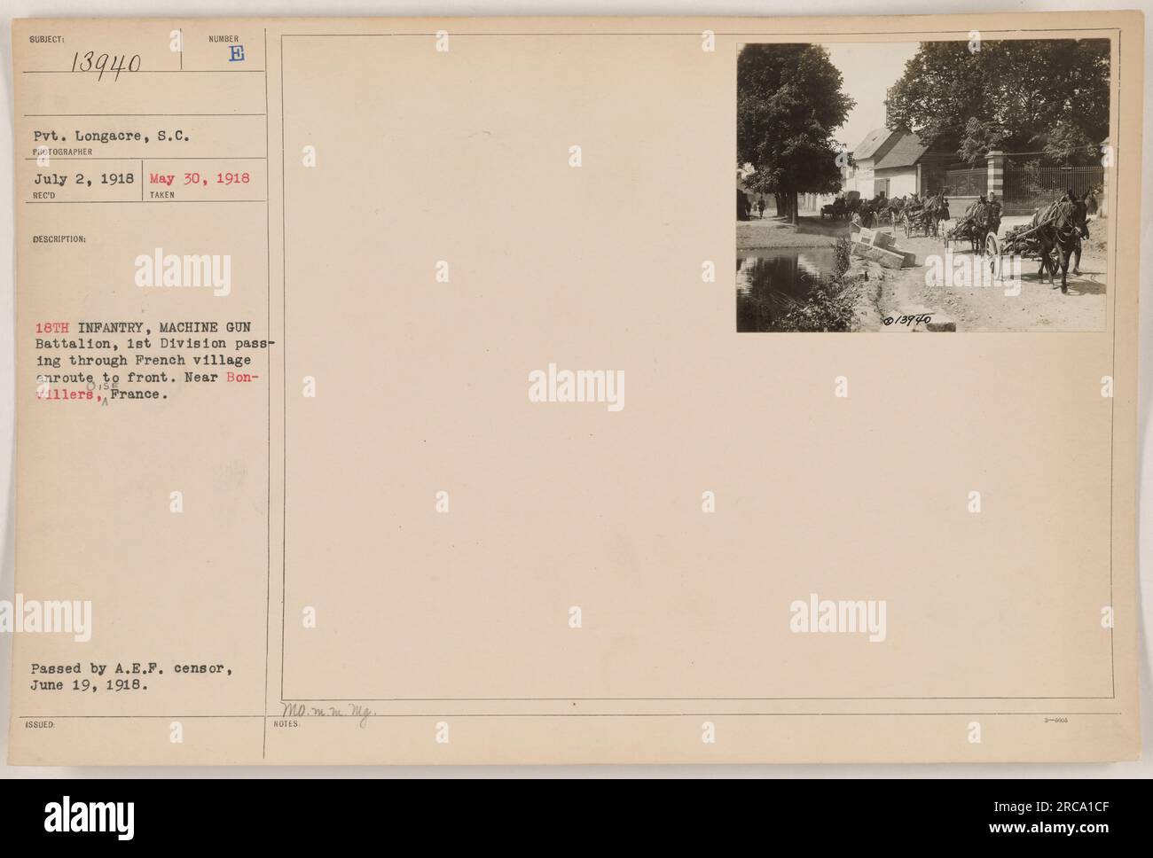 Pvt. Longacre aus der 18. Infanterie, Machine Gun Battalion wird durch ein französisches Dorf in der Nähe von Bonvillers auf dem Weg zur Front während des Ersten Weltkriegs gesehen. Das Foto wurde am 30. Mai 1918 aufgenommen und am 2. Juli 1918 erhalten. Sie wurde am 19. Juni 1918 von einem A.E.F.-Zensor verabschiedet. Stockfoto