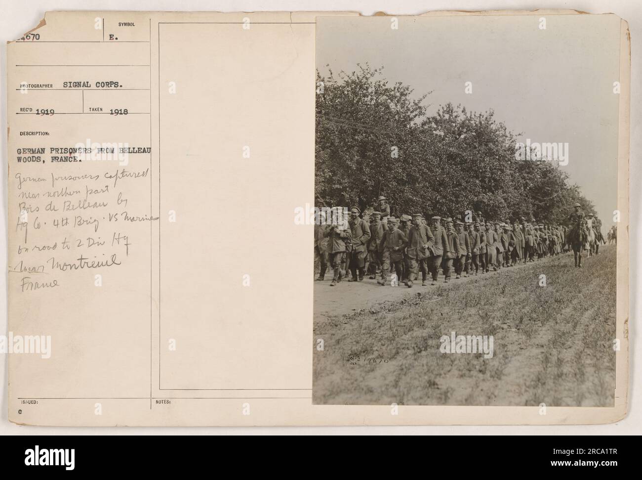 Deutsche Kriegsgefangene wurden 1918 in der Nähe des Belleau Woods in Frankreich während des Ersten Weltkriegs gefangen. Das Foto wurde von einem Fotografen des Signalkorps aufgenommen und zeigt die Gefangenen, die von amerikanischen Soldaten der 4. Brigade begleitet wurden. Stockfoto