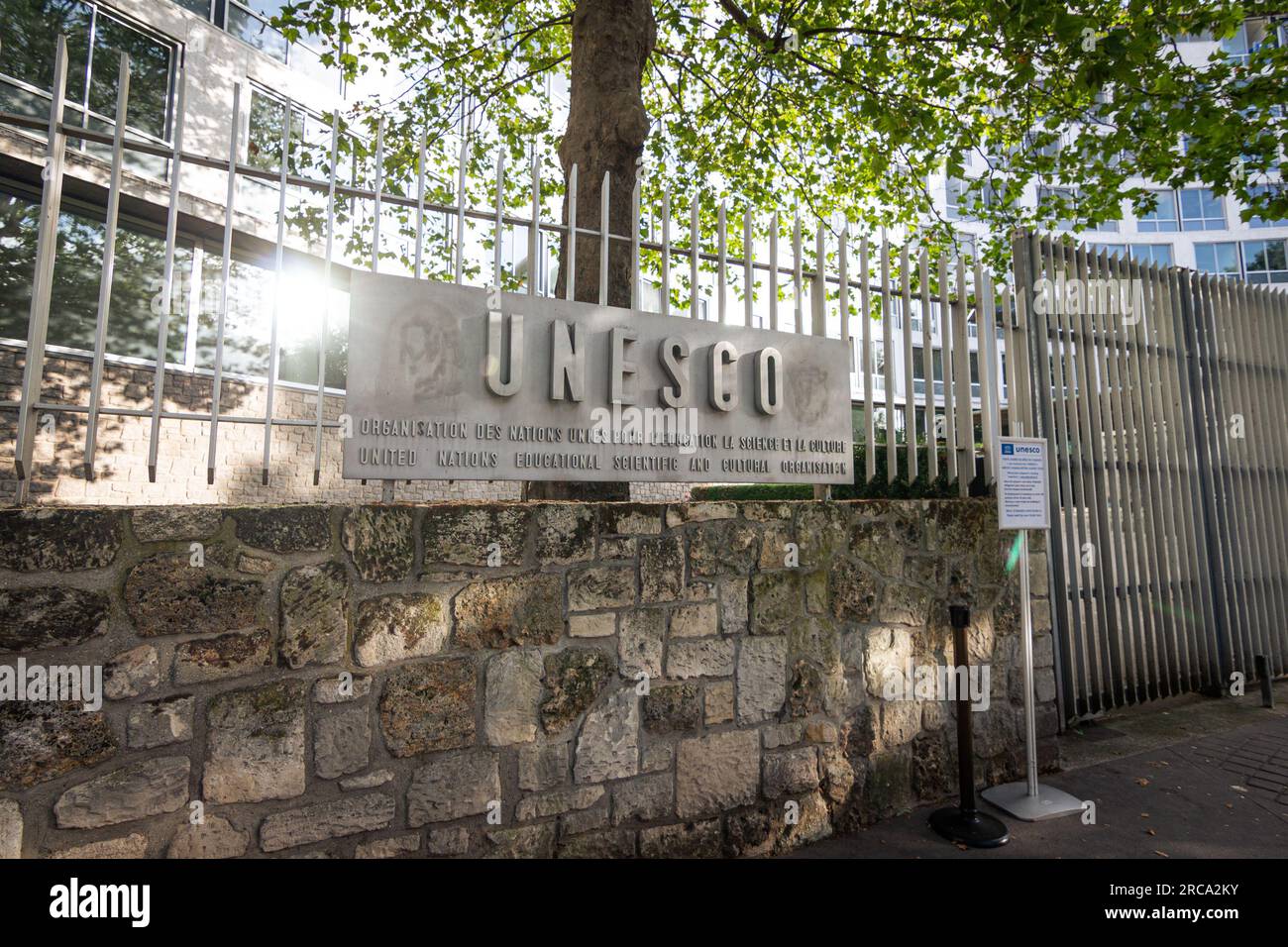 Paris, Frankreich. 12. Juli 2023. Eintrittsblick in das UNESCO-Hauptquartier. Der portugiesische Künstler Alexandre Farto, bekannt als Vhils, eröffnete sein Werk „Substratum - Scratching the Surface Project“ am UNESCO-Hauptsitz in Paris. An der Zeremonie nahmen der Künstler, der portugiesische Premierminister António Costa und der Generaldirektor der UNESCO Audrey Azoulay Teil. Die Kunstwerke zollen Ellen Wilkinson, Präsidentin der UNESCO-Eröffnungskonferenz, Tribut. (Foto: Telmo Pinto/SOPA Images/Sipa USA) Guthaben: SIPA USA/Alamy Live News Stockfoto