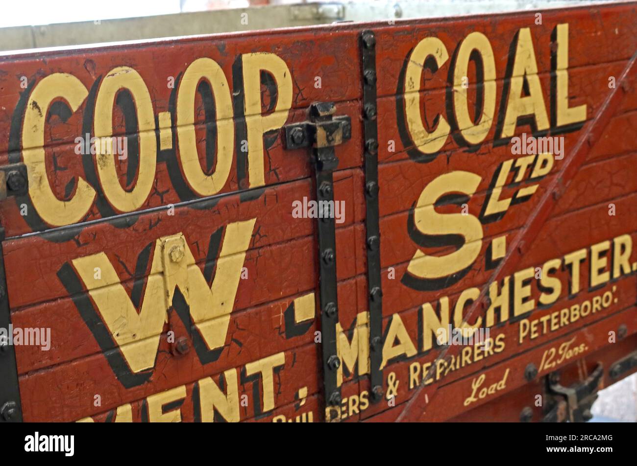 Eisenbahnwaggon drängt auf Verbrennungskoopp Coal CWS, Kohleabteilung, Manchester, Nr. 1940, in Rochdale Stockfoto