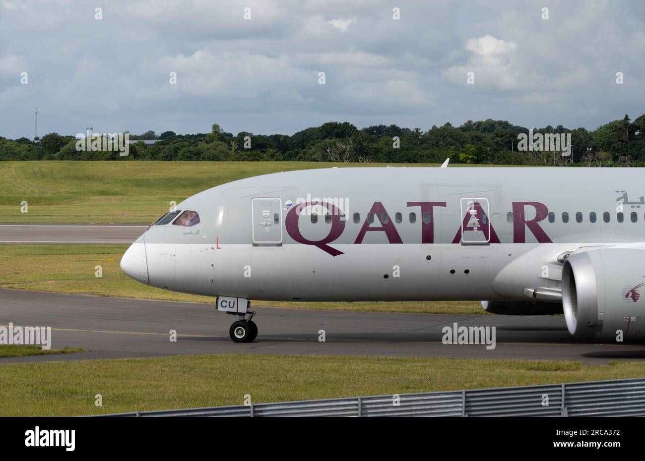Qatar Airways Boeing 787-8 Dreamliner Rolling zum Abflug am Flughafen Birmingham, Großbritannien (A7-BCU) Stockfoto