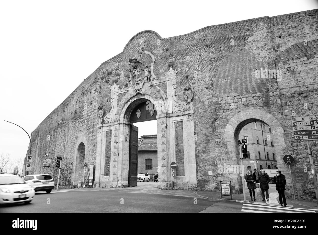 Siena, Italien - 7. APR 2022: Porta Camollia ist eines der nördlichen Portale in den mittelalterlichen Mauern von Siena. Sie befindet sich an der Via Camollia und öffnet sich im Inneren Stockfoto