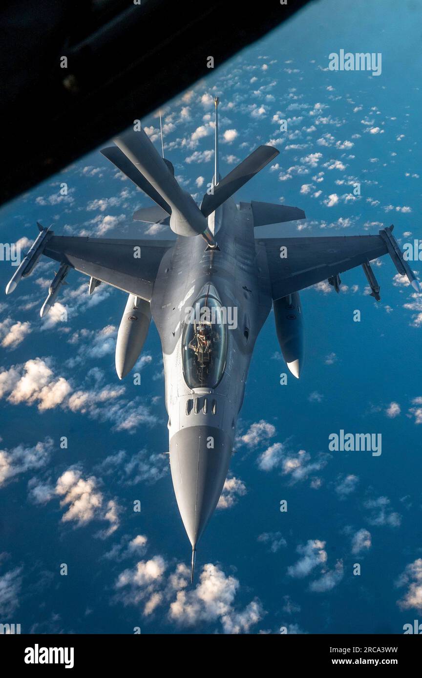 Internationale Gewässer, Internationale Gewässer. 09. Juli 2023. Internationale Gewässer, Internationale Gewässer. 09. Juli 2023. EIN US-AMERIKANISCHER Air Force F-16 Fighting Falcon Fighter Jet, mit dem 35. Fighter Wing betankt aus einem USAF KC-135 Stratotanker Flugzeug während des Trainings Mobility Guardian, 9. Juli 2023, The Pacific Ocean. Mobility Guardian ist eine multilaterale Übung mit Australien, Kanada, Frankreich, Japan, Neuseeland, Großbritannien und den Vereinigten Staaten. Kredit: A1c Shelby Rapert/USA Air Force/Alamy Live News Stockfoto