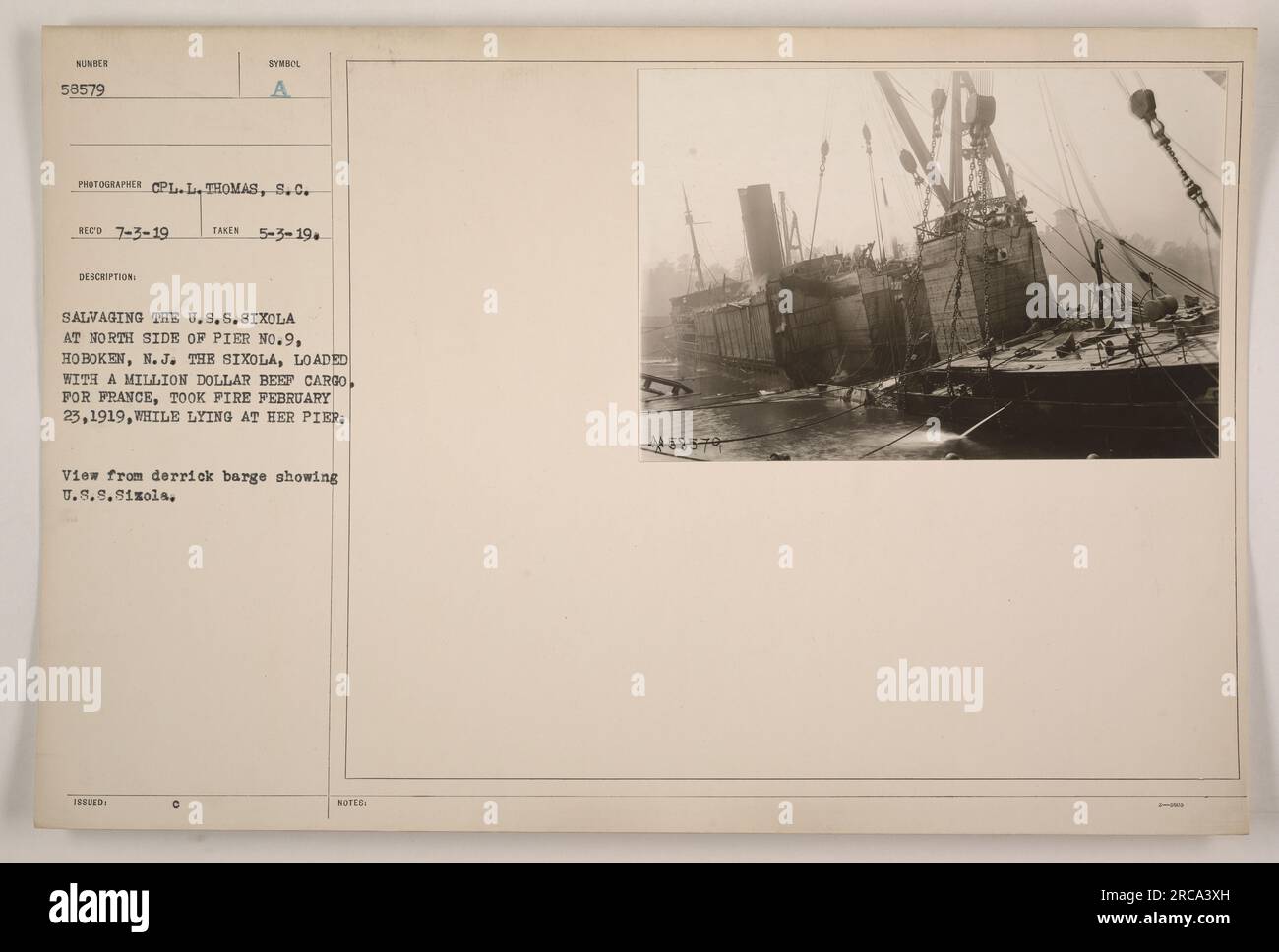 Derrick Barge führt Bergungsoperationen auf der U.S.S. durch Sixola auf der Nordseite von Pier No. 9, Hoboken, NJ Die Sixola, die eine wertvolle Rindfleischfracht nach Frankreich transportierte, wurde am 23. Februar 1919 angedockt. Foto von CPL. L. Thomas, S.C., am 3. Juli 1919. Stockfoto