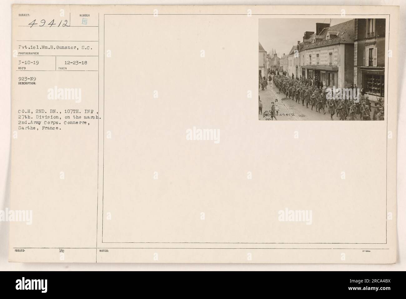 Amerikanische Militärsoldaten aus Kompanie H, 2. Bataillon, 107. Infanterie, 27. Division des 2. Armeekorps werden während des Ersten Weltkriegs in Connerre, Sarthe, Frankreich, marschieren gesehen. Auf dem Foto ist Pvt.lel.WM.B.Gunsnor vom S.C., aufgenommen am 10. März 1919. (Foto bis 49412, Eingang unter MUNDER 412 B am 23. September 1919) Stockfoto