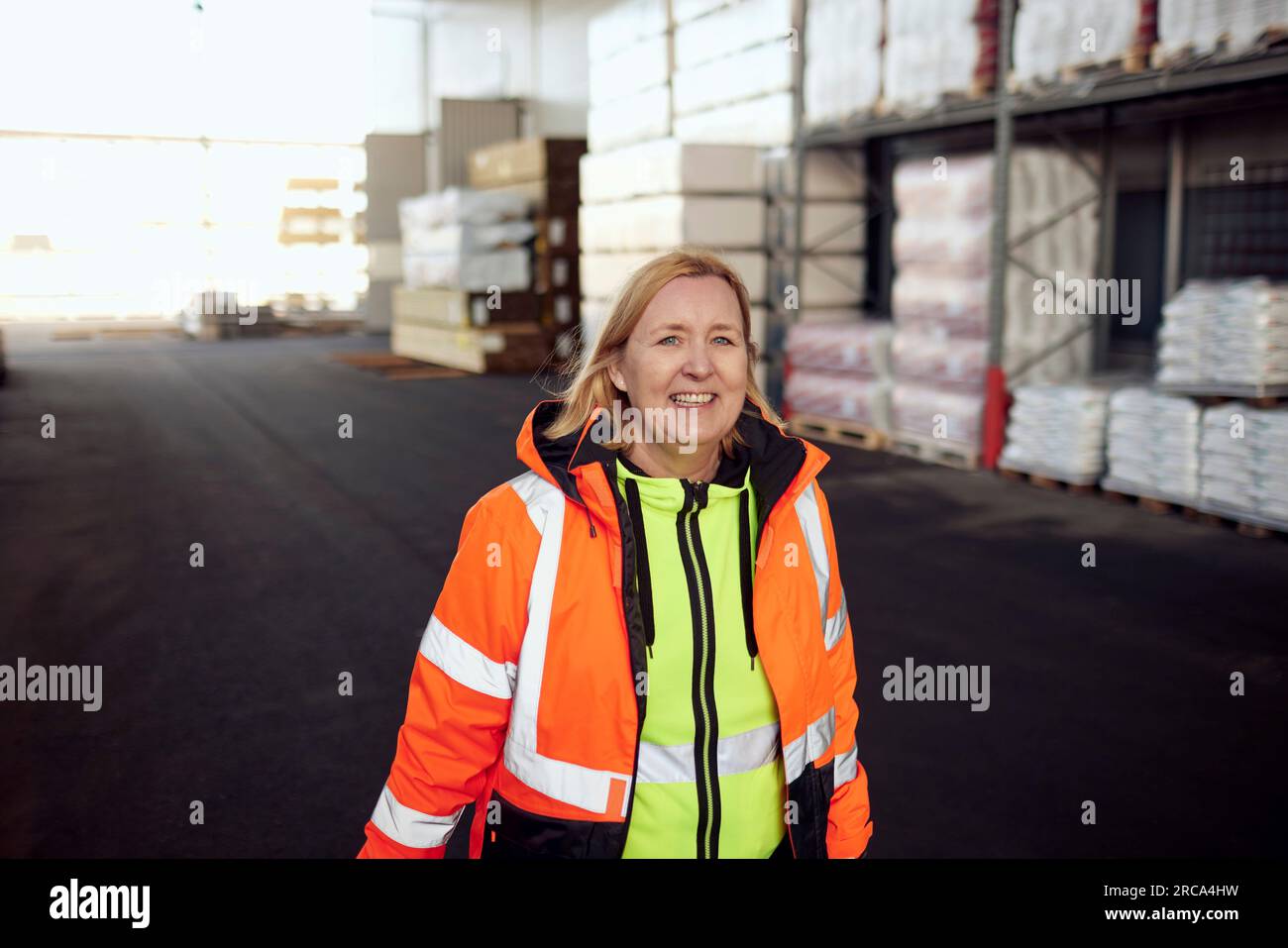 Porträt einer lächelnden Arbeiterin im Vertriebslager Stockfoto