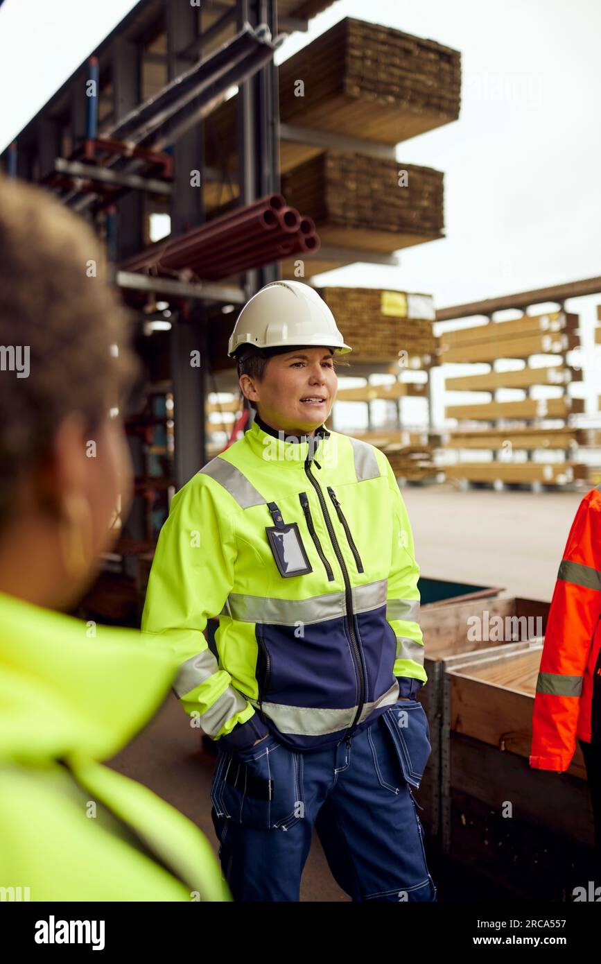 Ingenieurin mit Händen in Taschen, steht in der Holzindustrie Stockfoto