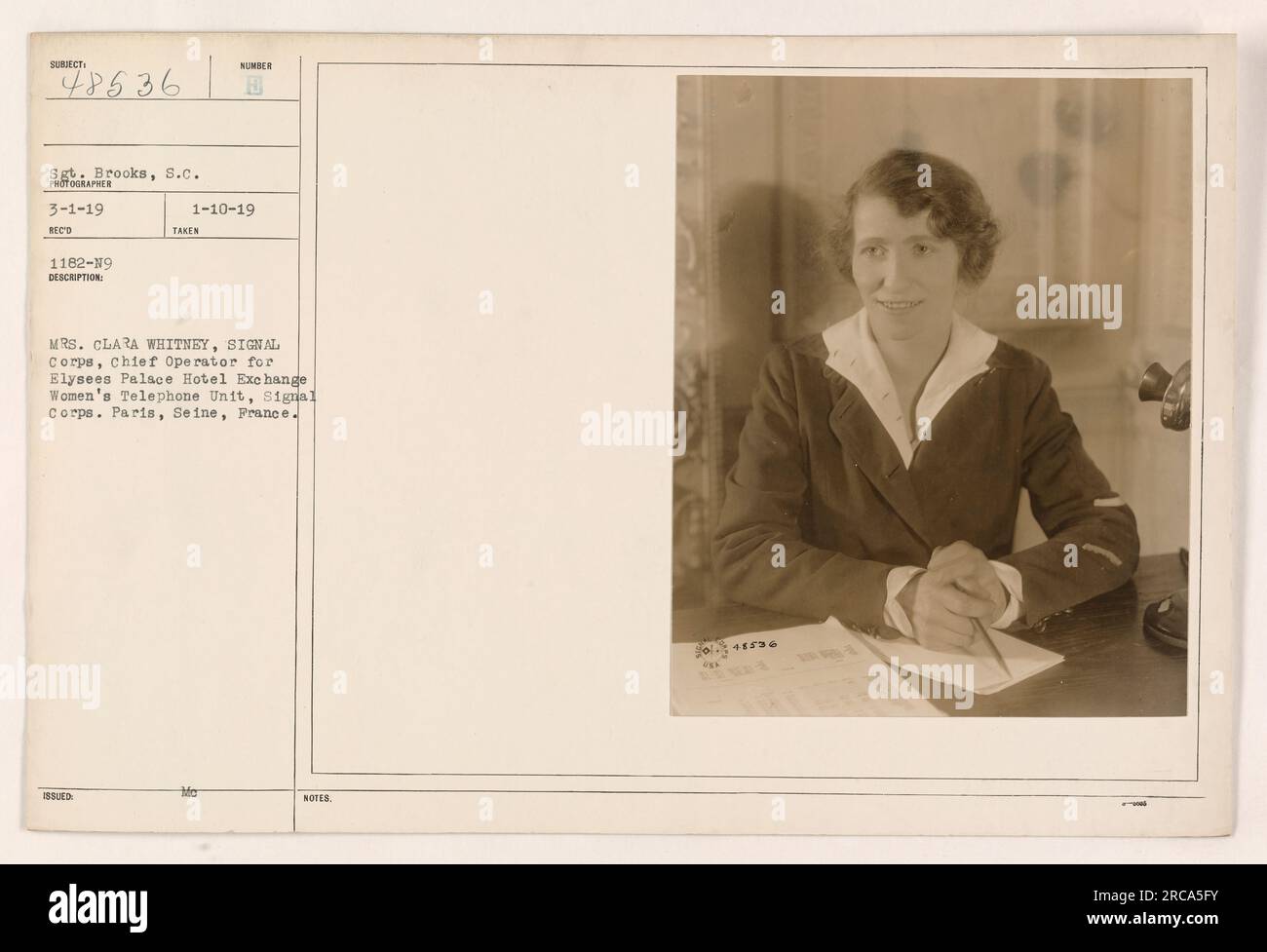 Mrs. Clara Whitney, ein Mitglied der Frauentelefonie des Signalkorps, ist auf diesem Foto abgebildet, das am 10. Januar 1919 in Paris, Frankreich, aufgenommen wurde. Sie ist die Chefin der Elysées Palace Hotel Exchange im Signalkorps. Dieses Foto erhielt Sergeant Brooks am 1. März 1919. Stockfoto