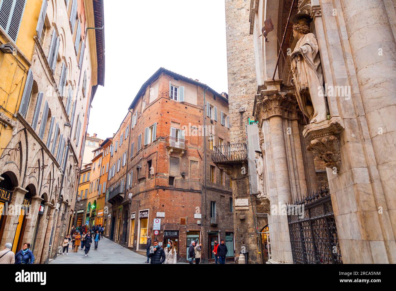 Siena, Italien - 7. April 2022: Allgemeine Architektur und Blick auf die Straße aus der historischen italienischen Stadt Siena in der Toskana. Stockfoto
