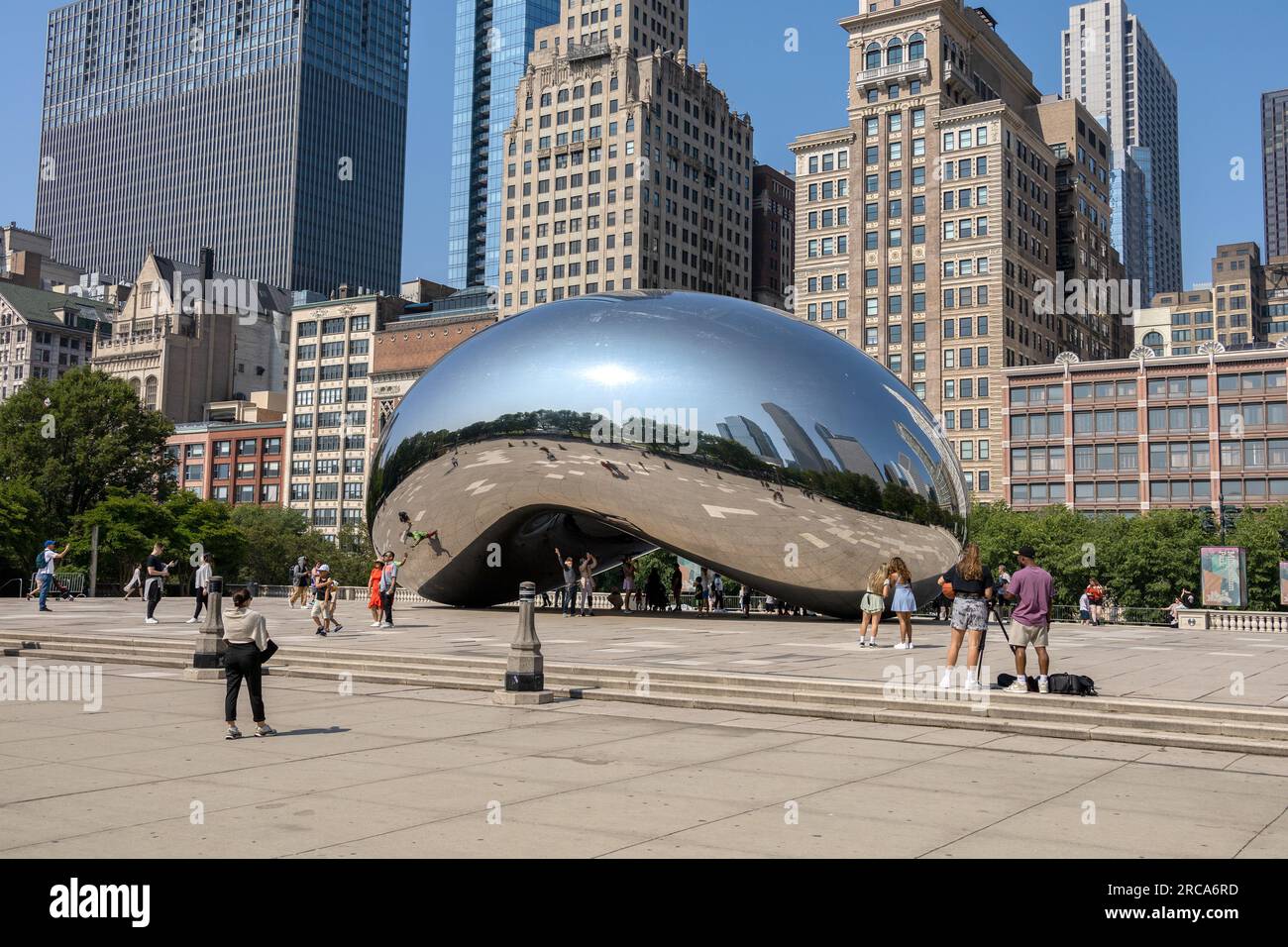 Cloud Gate Sculpture (Chicago Bean) im Millennium Park Chicago, USA, Touristen, die Fotos machen Stockfoto