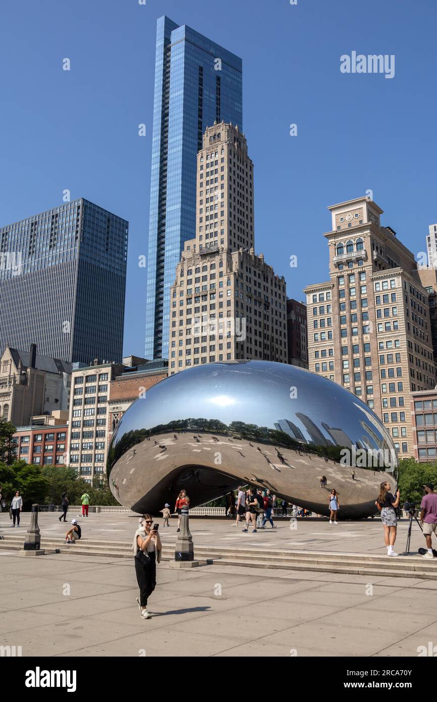 Cloud Gate Sculpture (Chicago Bean) im Millennium Park Chicago, USA, Touristen, die Fotos machen Stockfoto