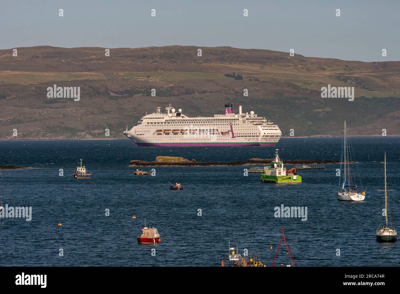 Isle of Skye, Schottland, Vereinigtes Königreich. 6. Juni 2023 Portree Hafen für kleine Boote und Tiefwasseranker für große Schiffe. Kreuzfahrtschiff-Ambiente in der Bucht Stockfoto