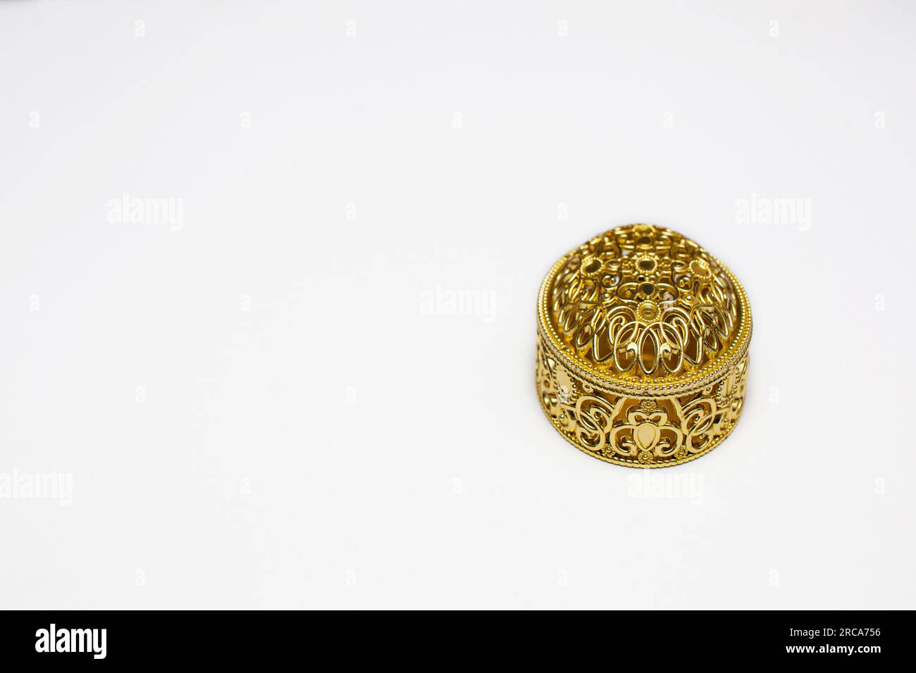 Goldene Geschenkbox auf weißem Hintergrund mit Platz für Kopien. Stockfoto