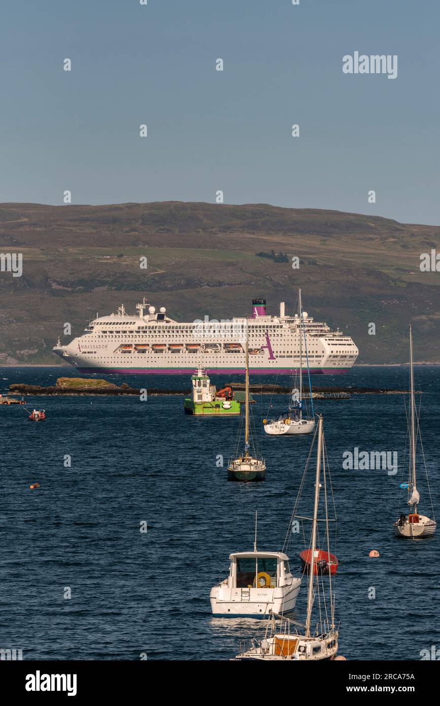 Isle of Skye, Schottland, Vereinigtes Königreich. 6. Juni 2023 Portree Hafen für kleine Boote und Tiefwasseranker für große Schiffe. Kreuzfahrtschiff-Ambiente in der Bucht Stockfoto