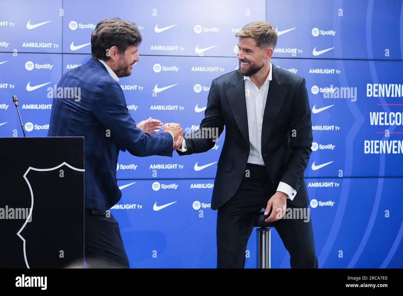 Barcelona, Spanien. 13. Juli 2023. Mateu Alemany AS Inigo Martinez wird am 13. Juli 2023 auf der Ciutat Esportiva Joan Gamper in Sant Joan Despi, Spanien, als neuer FC Barcelona-Spieler enthüllt. Kredit: DAX Images/Alamy Live News Stockfoto