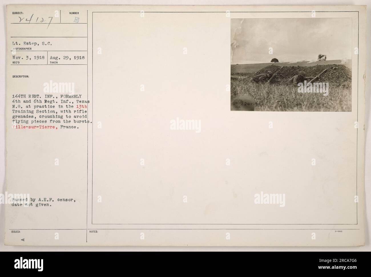 Der Soldat des 144. Regiments, ehemals das 4. Und 6. Regiment der Texas National Guard, LT. Estep, wird während des Trainings in der 13. Trainingsabteilung abgebildet. Man sieht, wie er sich beugt, um zu verhindern, dass die Gewehrgranaten platzen. Der Standort ist Ville-sur-Tierre, Frankreich. Das Foto wurde vom A.E.F.-Zensor genehmigt, es wird jedoch kein Datum angegeben. Stockfoto