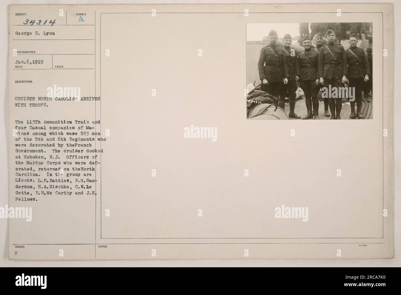 Ein Foto des Kreuzers North Carolina, der mit Truppen in Hoboken, NJ, ankommt. Unter den Truppen an Bord waren 583 Männer der 5. Und 6. Regimente, die von der französischen Regierung ausgezeichnet wurden. Außerdem wurden Offiziere des Marine Corps, darunter Lieuts, ausgezeichnet. L. E. SCHLACHTEN, R.O. Sanderson, H. A. Zischke, C. W. Le Gette, R. W. Mc Carthy und J.H. Fellows. Stockfoto