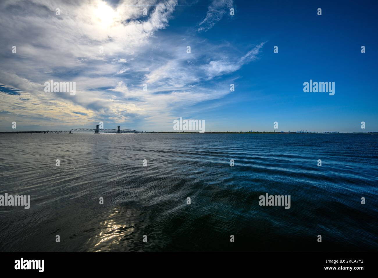 Blick auf das Rockaway Inlet, von den Rockaway Queens, NY Stockfoto