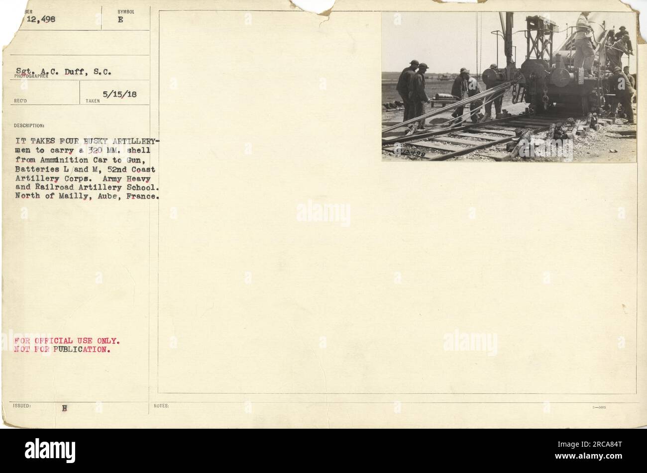 Vier Artilleriemänner des 52. Coast Artillery Corps tragen eine 320-MM-Hülle von einem Munitionswagen zu einer Waffe in der Artillerie-Schule in Mailly, Aube, Frankreich. Das Foto wurde am 15. Mai 1918 während des Ersten Weltkriegs aufgenommen Stockfoto