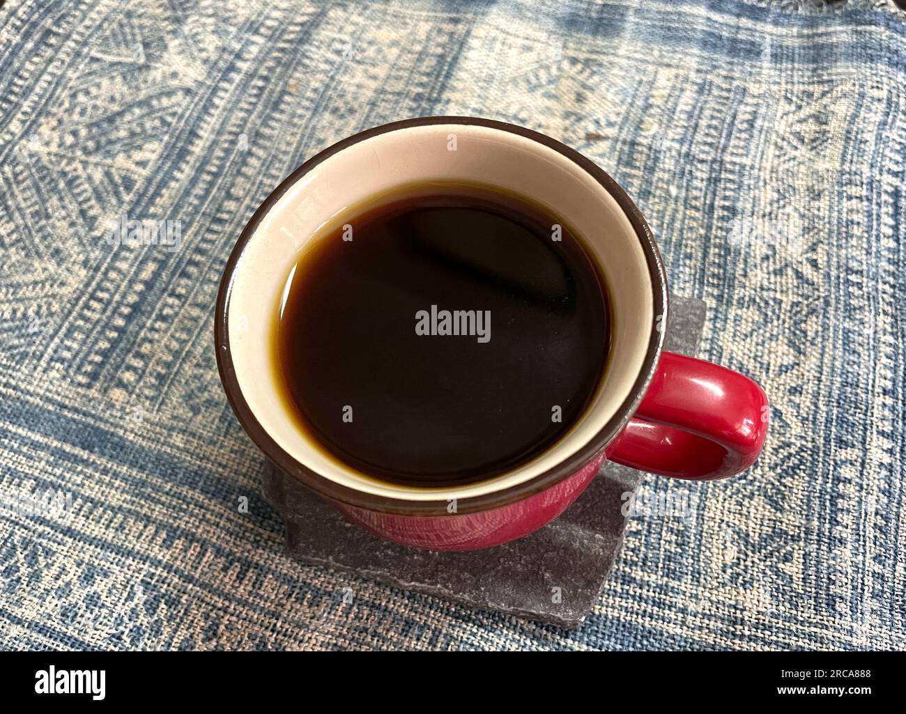 Cốc Cà phê. Kaffeetassen auf dem Tisch mit handgemachten Handtüchern Stockfoto