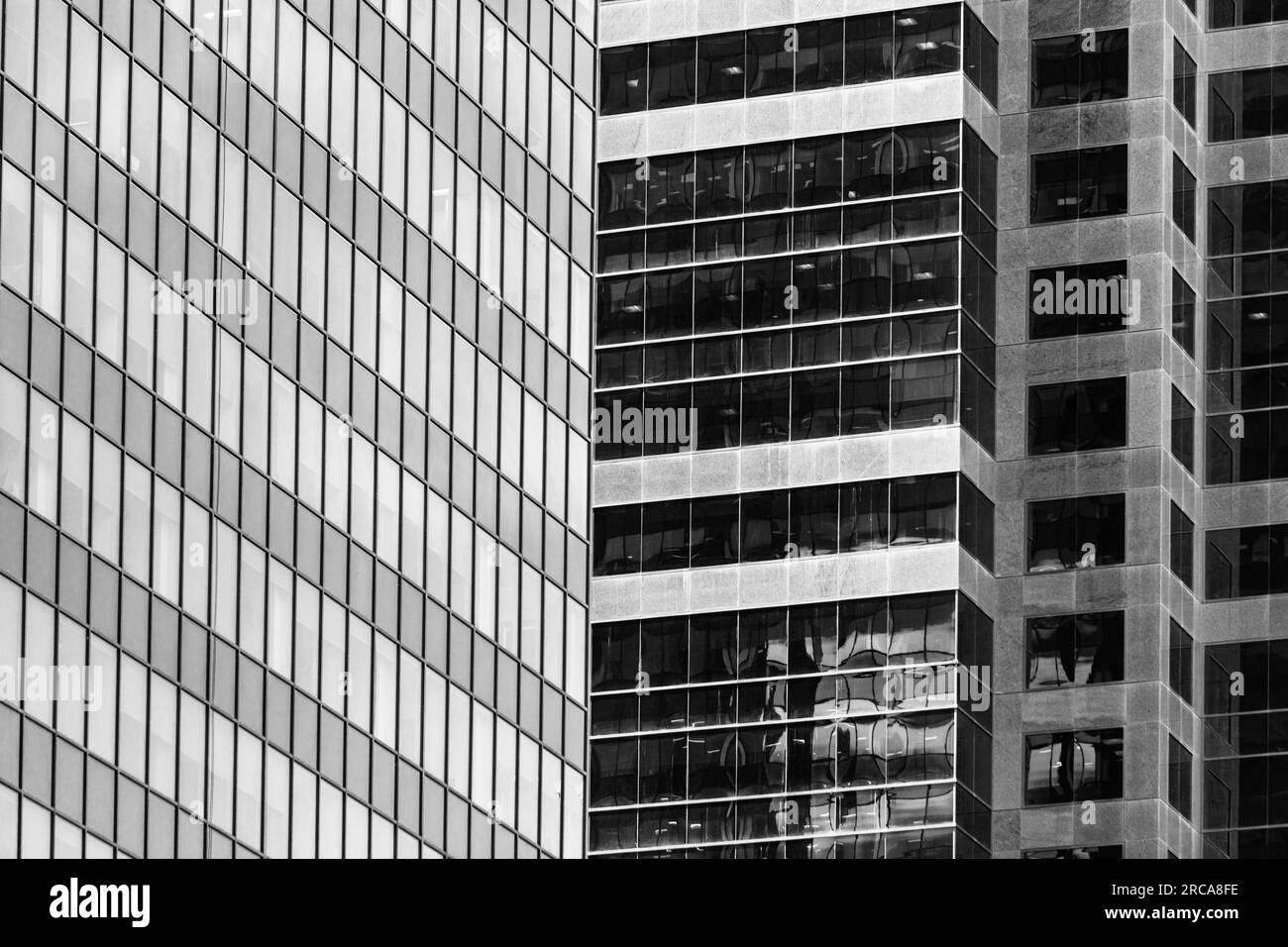 Stadtfenster aus Glas und Stahl, architektonische Details eines Gebäudes überlappen sich Stockfoto