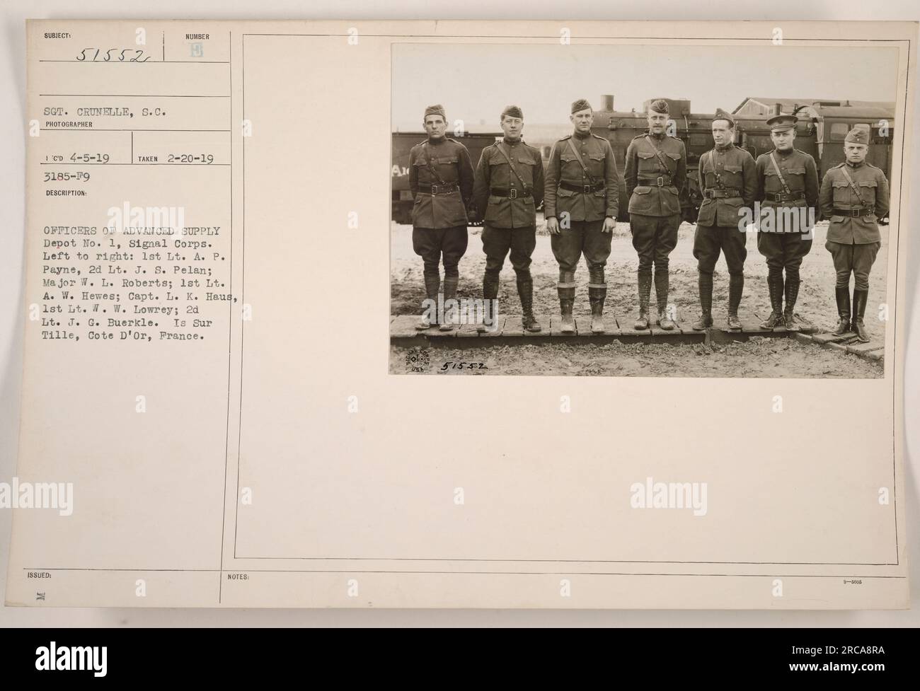 Offiziere des Advanced Supply Depot Nr. 1, Signal Corps, sind in IS Sur Tille, Cote D'Or, Frankreich abgebildet. Von links nach rechts: 1. LT. A. P. Payne, 2D LT. J. S. Pelan, Major W. L. Roberts, 1. LT. A. W. Hewes, Capt. L. K. Haus, 1. LT. W. Lowrey und 2D LT. J. G. Buerkle. Das Foto wurde am 20. Februar 1919 aufgenommen. Stockfoto