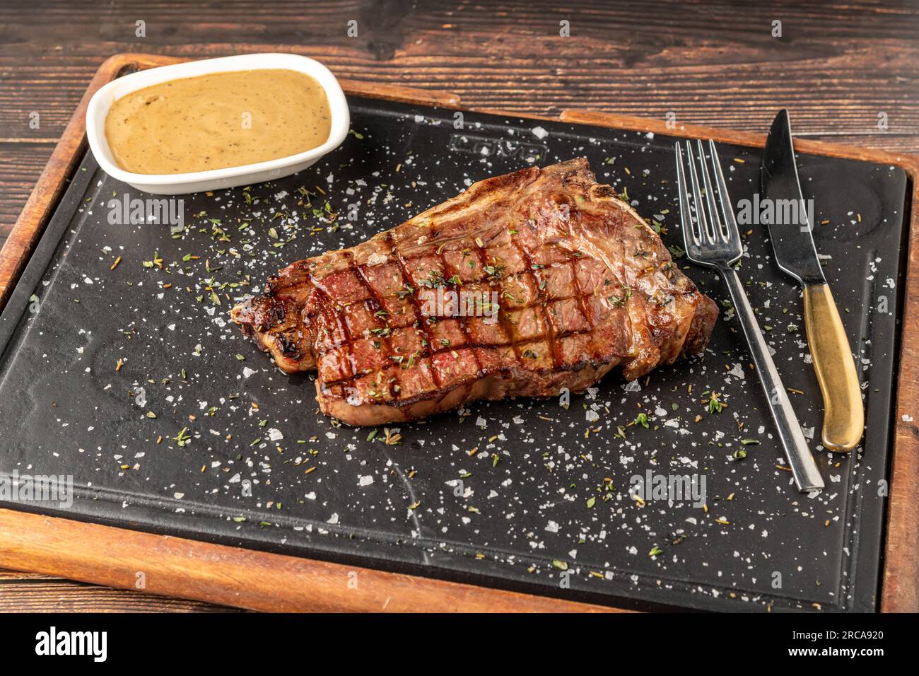 New York Strip Loin auf einem Steinschneidebrett im Steakhaus Stockfoto