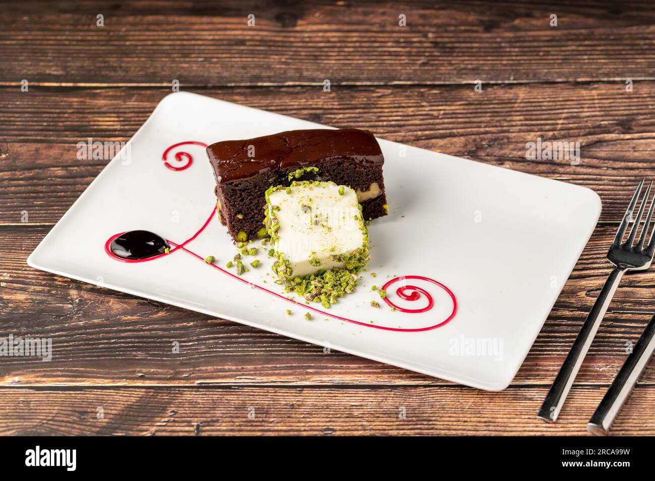 Köstlicher Brownie mit Vanilleeis auf einem weißen Porzellanteller Stockfoto