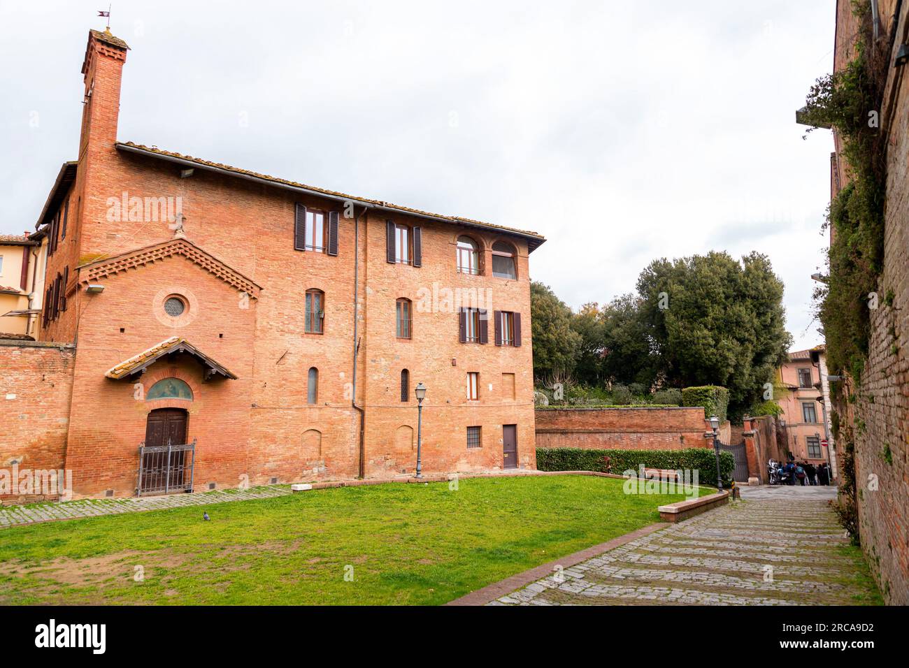 Siena, Italien - 7. April 2022: Allgemeine Architektur und Blick auf die Straße aus der historischen italienischen Stadt Siena in der Toskana. Stockfoto