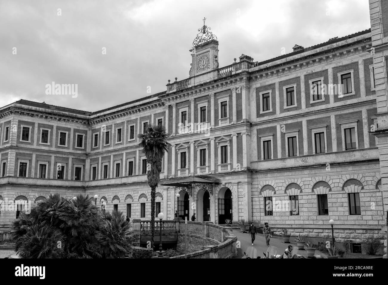 Siena, Italien - 7. April 2022: Außenansicht des Palazzo San Niccolo, einer ehemaligen psychiatrischen Klinik an der Via Roma. Die Anlage ist jetzt Teil der Siena Stockfoto